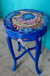 Fish biting its tail Mosaic table artwork: Fish biting its tail